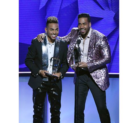 Ozuna & Romeo Santos durante los Billboard Latin Awards