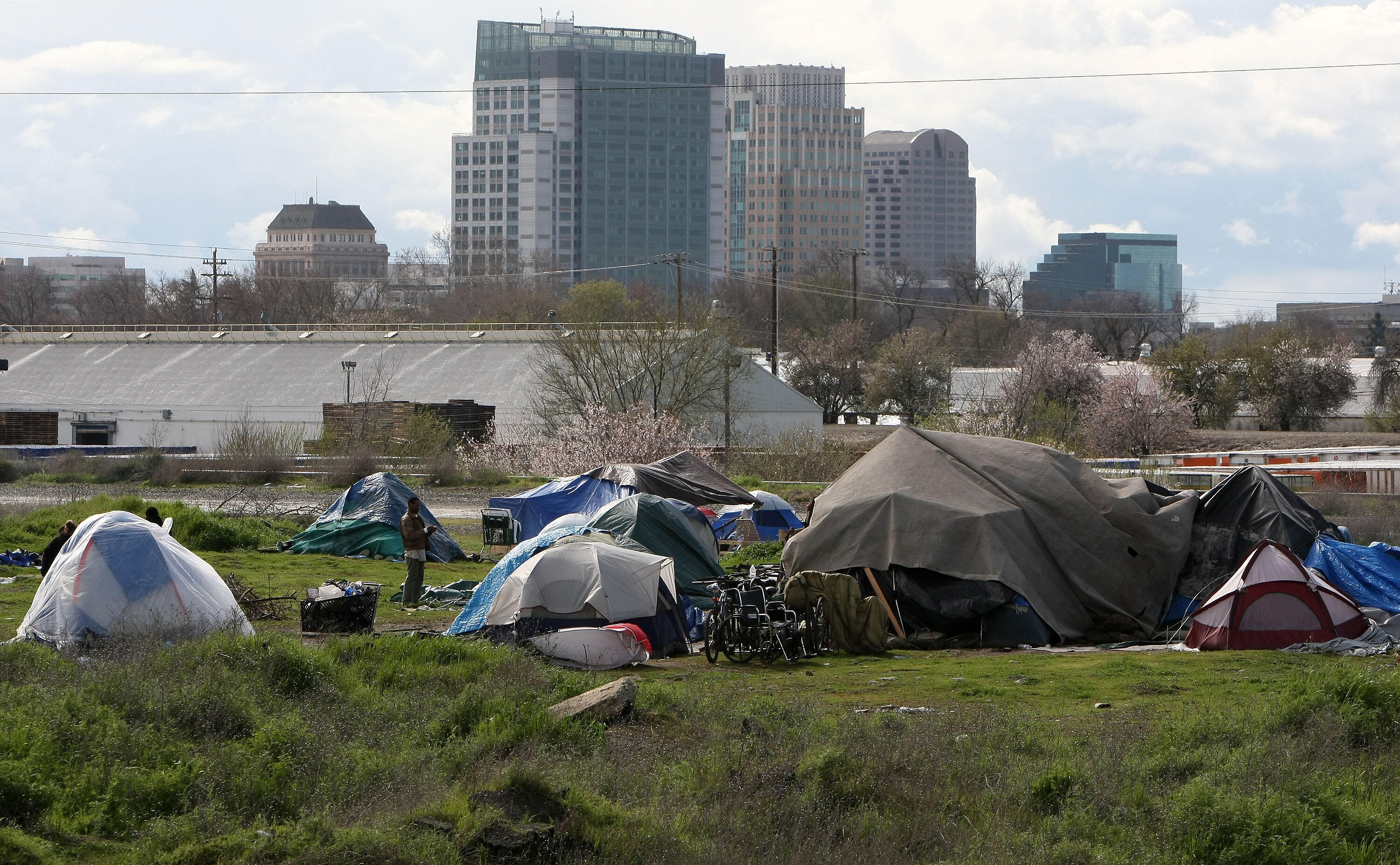 Бомжи в палатке. Палаточный лагерь бомжей Лос-Анджелес. Палаточные городки бездомных в США. Палатки бомжей в США. Сан Франциско палаточный городок.