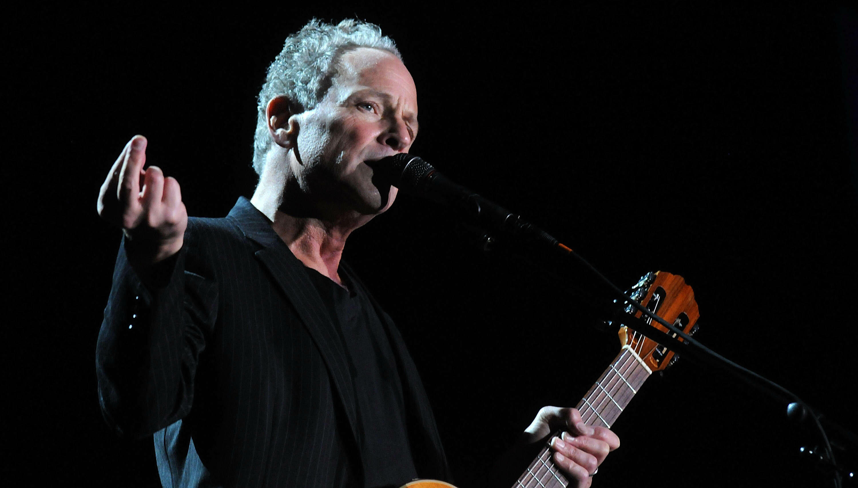 lindsey-buckingham-returns-to-stage-months-after-emergency-heart