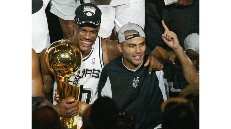 David Robinson (L) of the San Antonio Sp