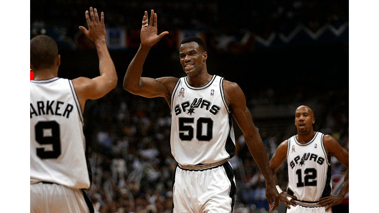 David Robinson of the San Antonio Spurs (C) gets a