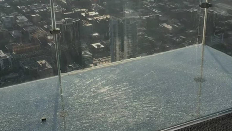 Glass Balcony At Chicago's Willis Tower Cracks As Visitors Stand On It - Thumbnail Image