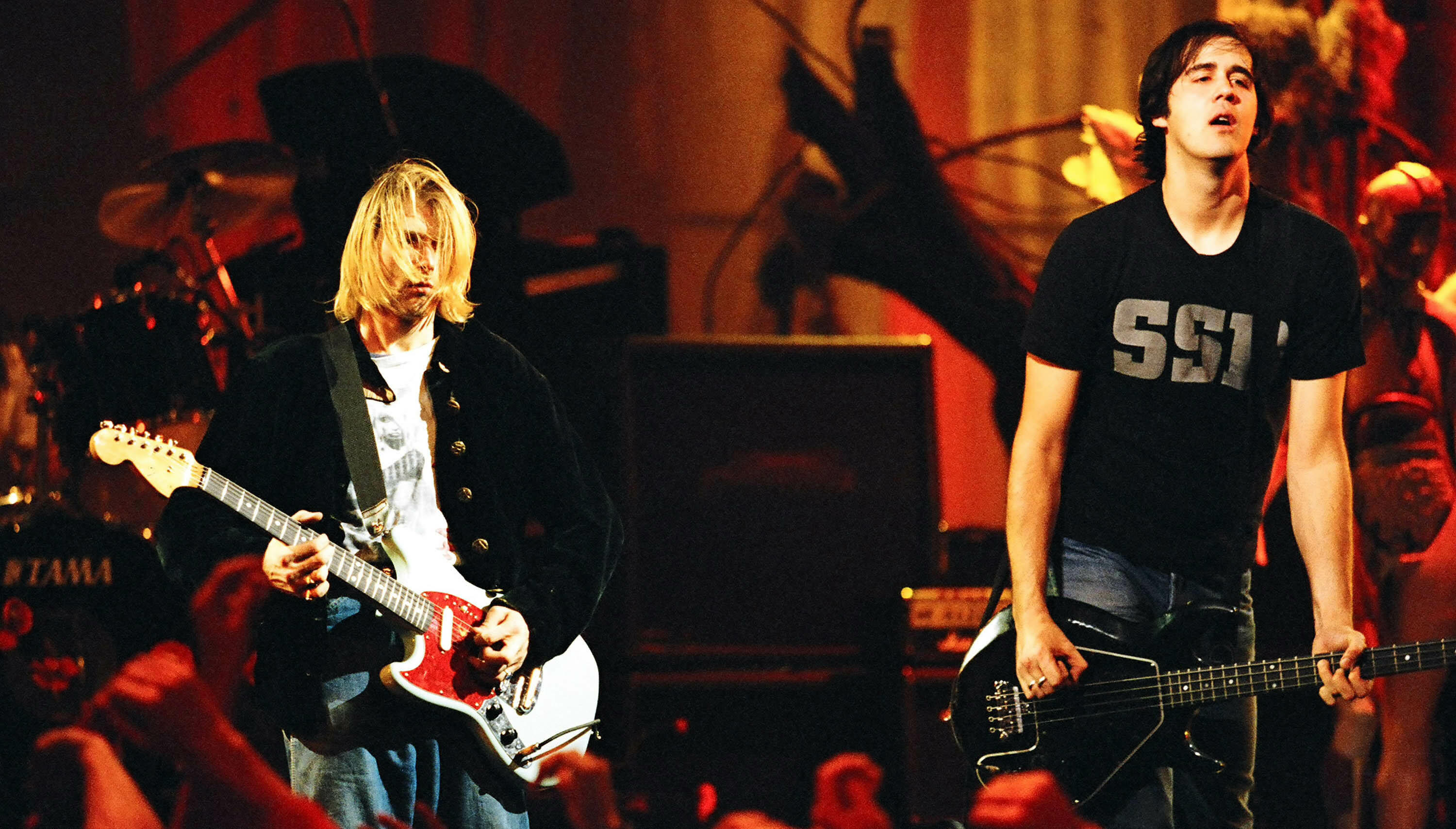 Nirvana guitar. Нирвана Курт Кобейн. Крист Новоселич Нирвана 1990. Курт Кобейн с группой. Курт Кобейн Live.
