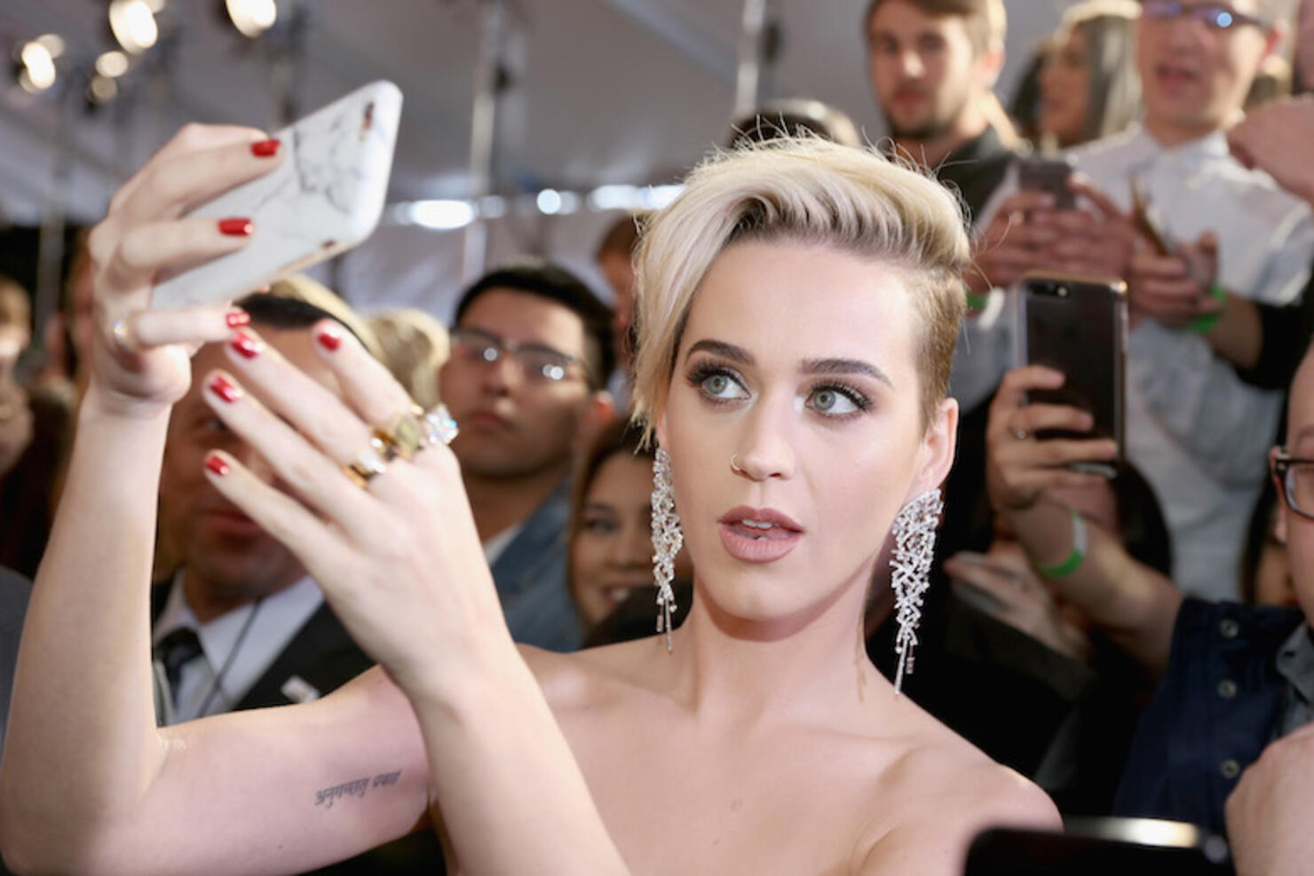 38 Celebs Caught Taking Selfies Iheart