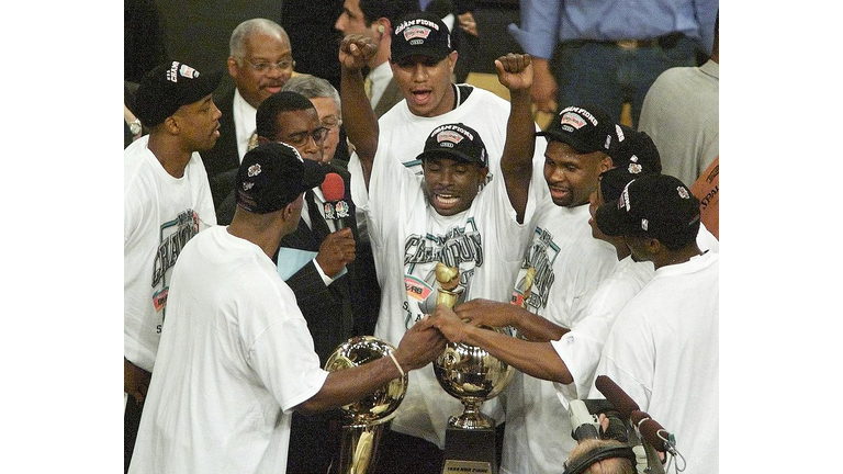 Avery Johnson (C) of the Spurs celebrates NBA Championship