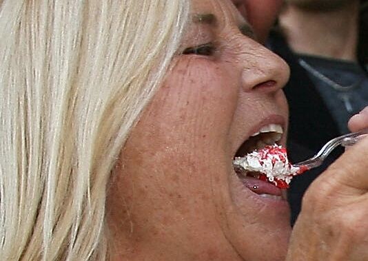 Diane Olson (L) and Robin Taylor eat the