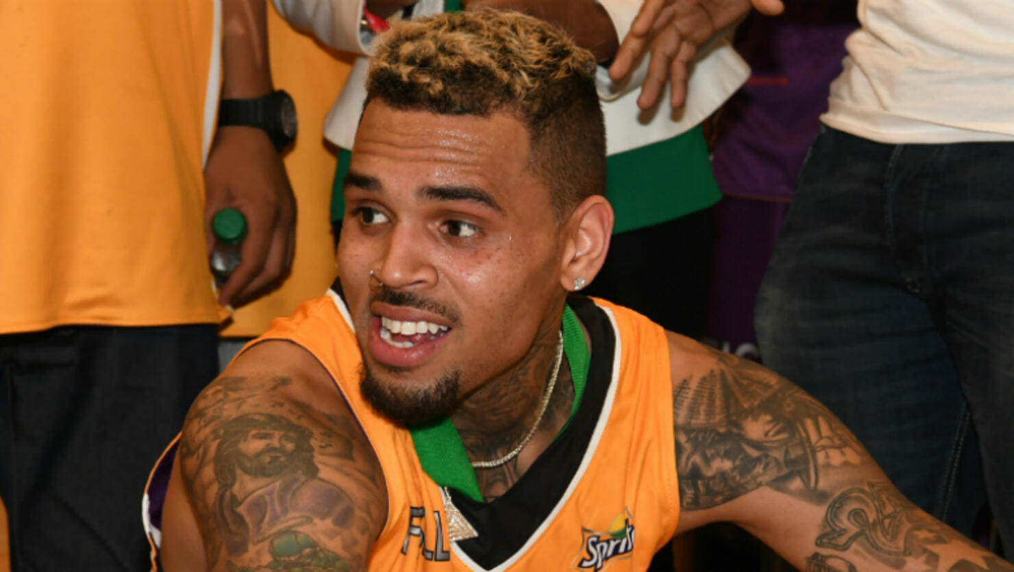 Chris Brown Doubles Down On His Offensive Lyrics About Black Women S Hair Iheartradio