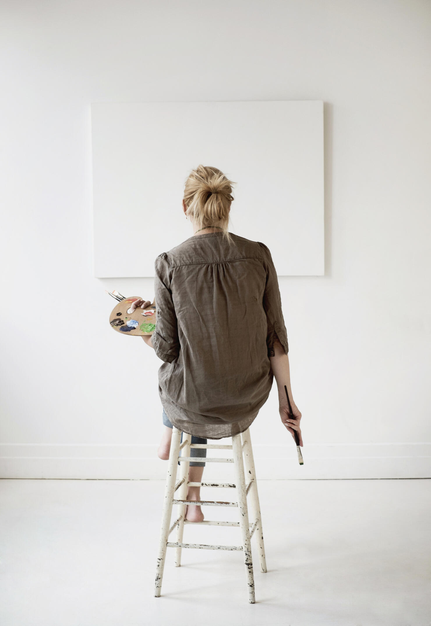 USA, New Jersey, Female artist painting in studio