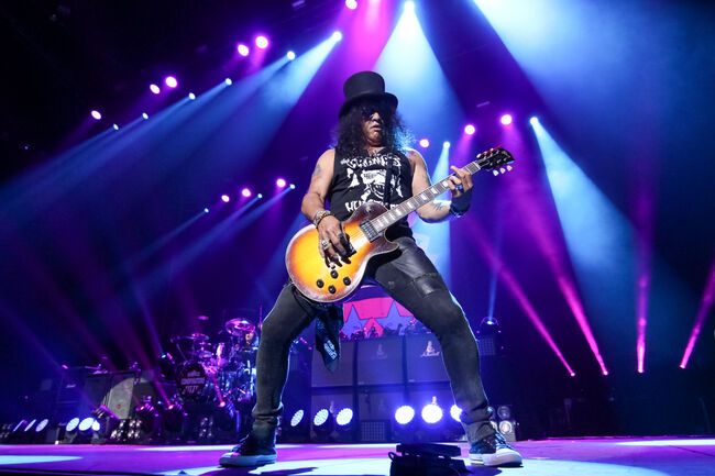 Slash Performs In Auckland