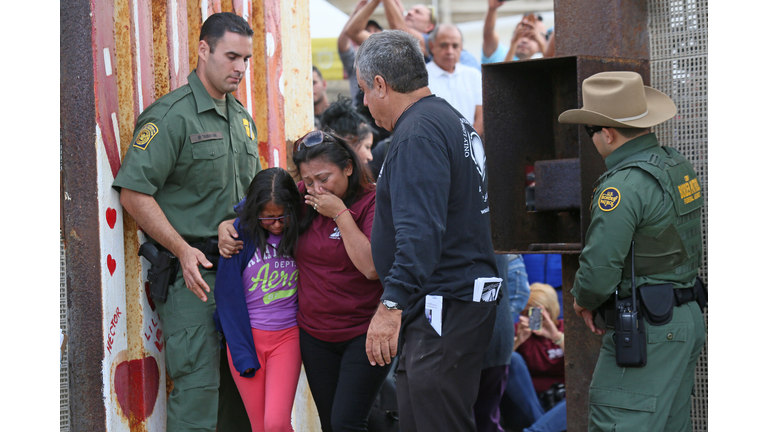 TOPSHOT-US-MEXICO-BORDER-FAMILIES