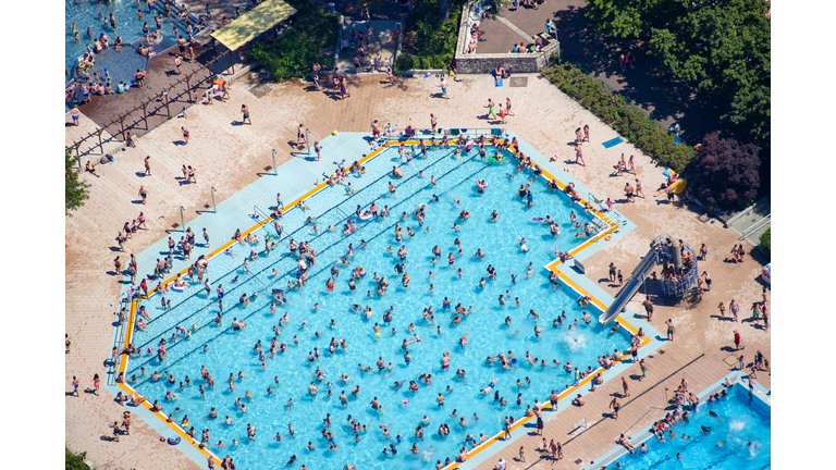 GERMANY-WEATHER-SWIMMING-LEISURE