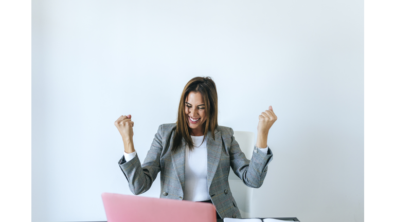 Business woman with expression of triumph in the office