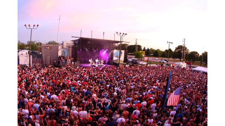 Luke Combs Unplugged