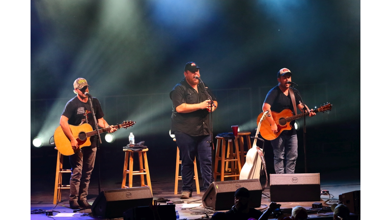 Luke Combs Unplugged