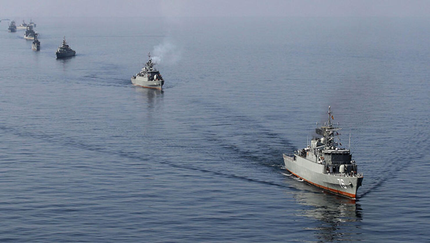 Iranian Navy boats take part in maneuver