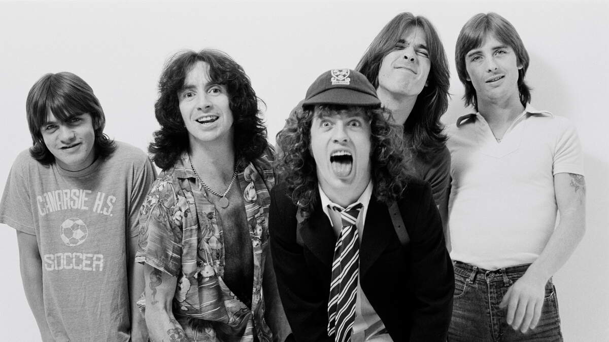 AC/DC - Back In Black (lyrics) 