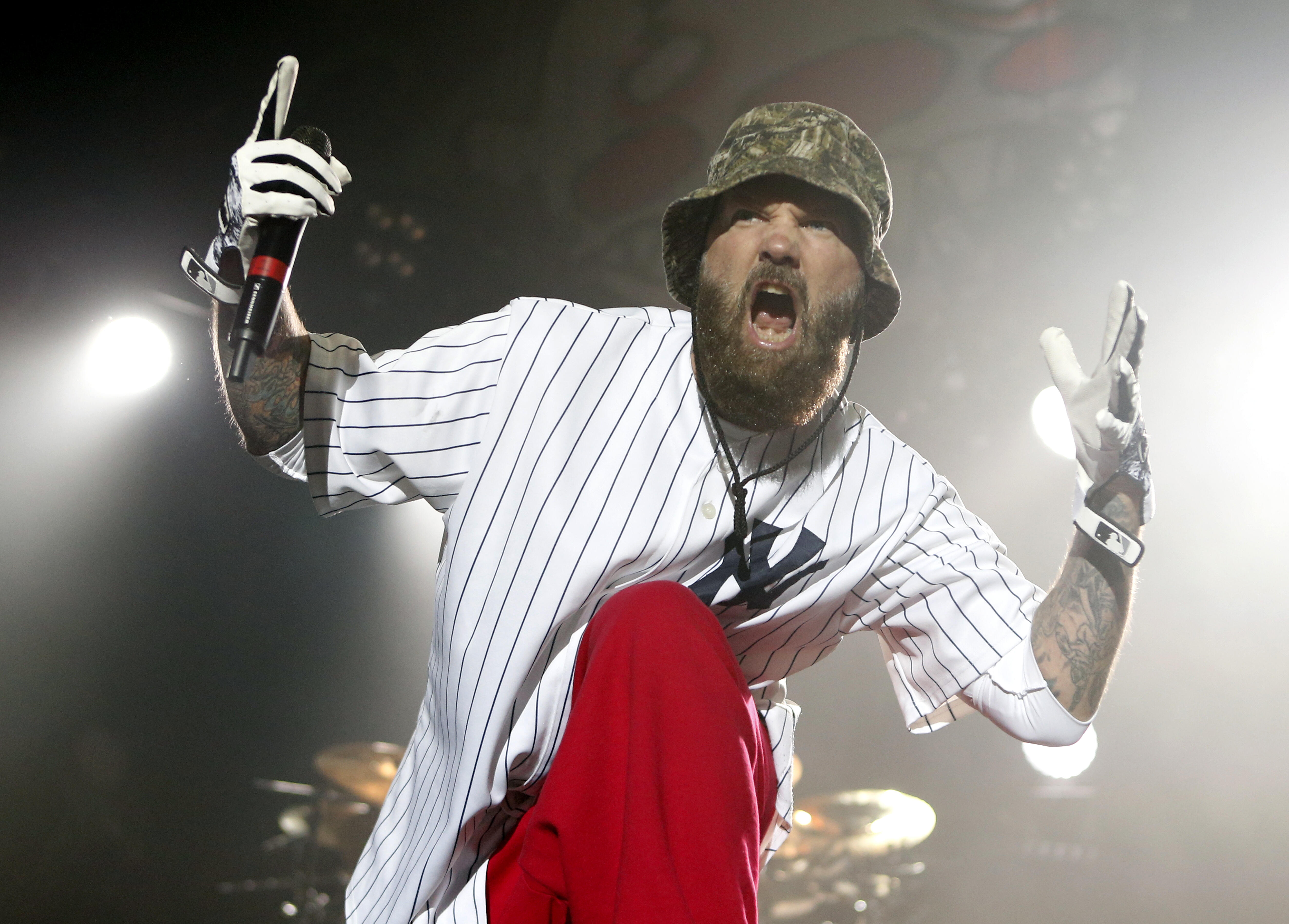 Limp bizkit faith. Korn Limp Bizkit. Fred Durst Korn. Limp Bizkit 2003 1080. Лимп бизкит костюмы.