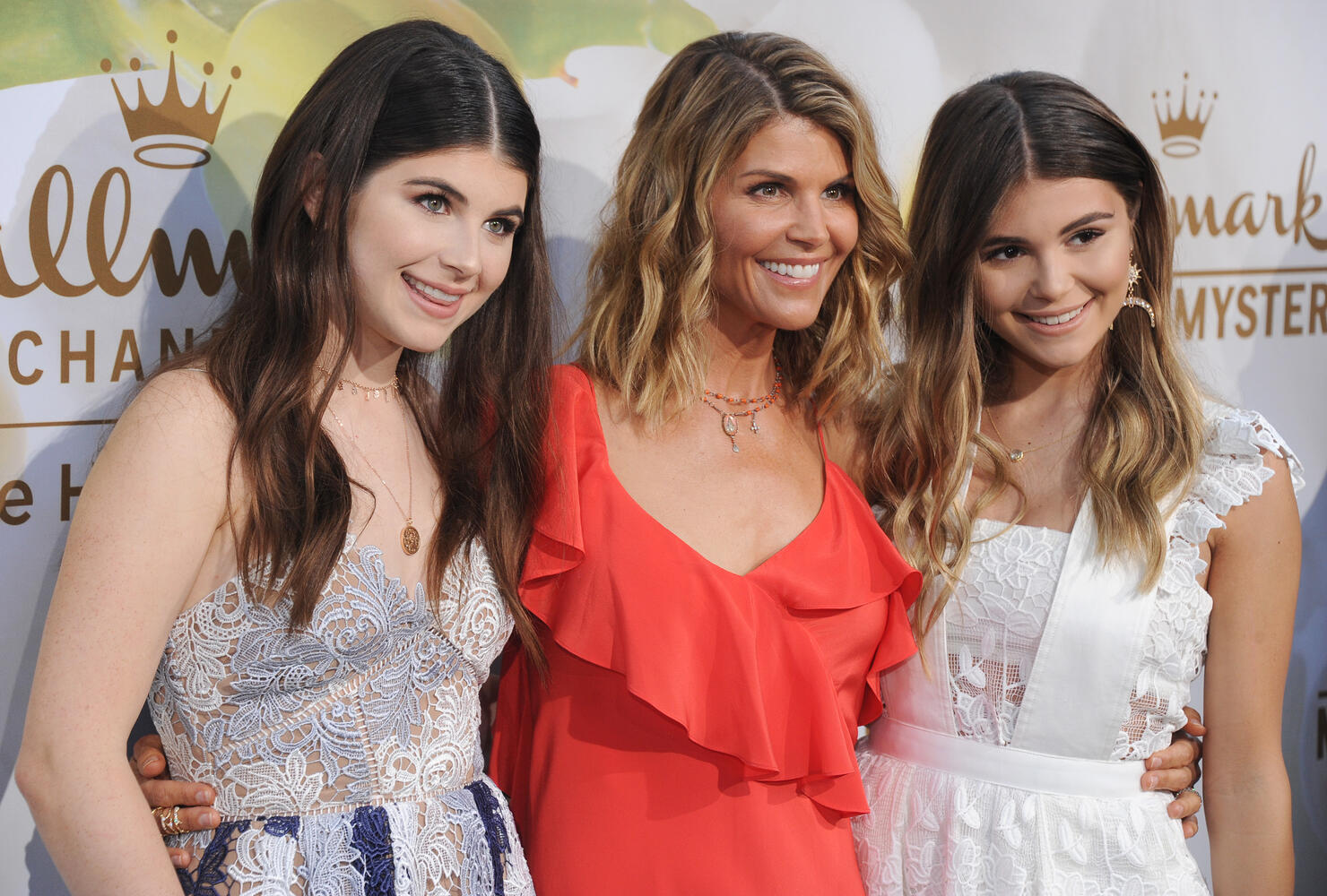 Lori Loughlins Daughters Break Their Silence Show Support During