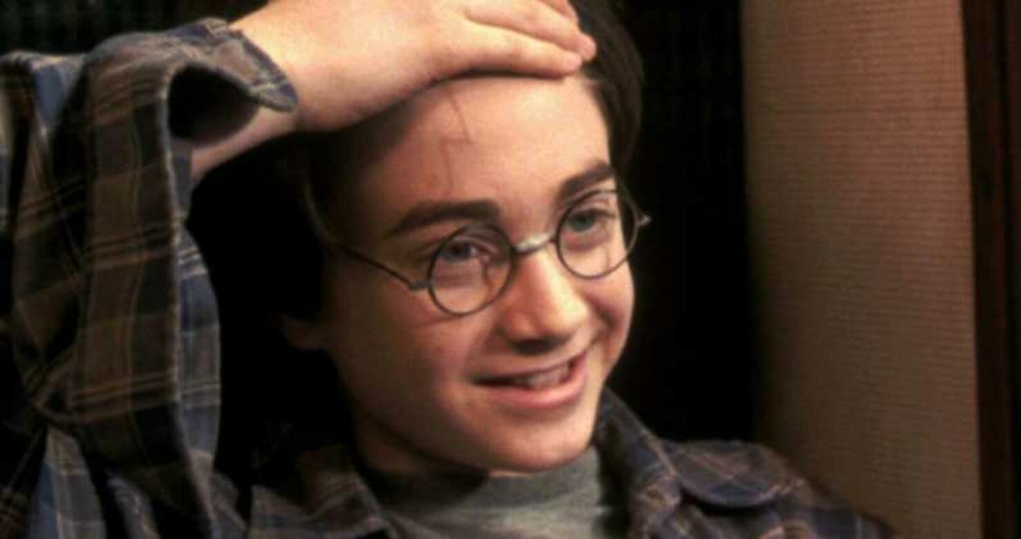 Nøjagtig mode Ondartet tumor Harry Potter Fans Shocked After Learning Iconic Scar Isn't A Lightning Bolt  | iHeart