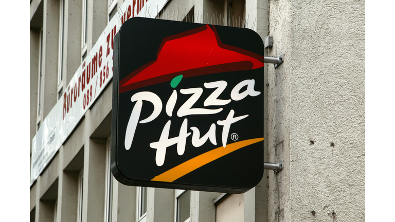Sign of a Pizza Hut fast food restaurant.