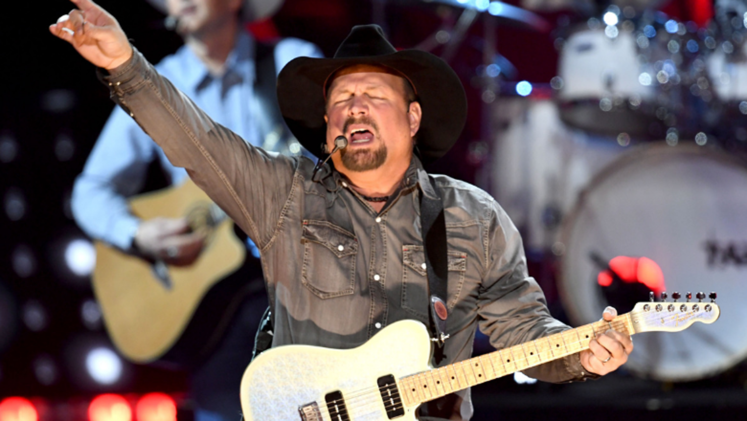 Garth Brooks Is Bringing His 'Dive Bar Tour' To Texas