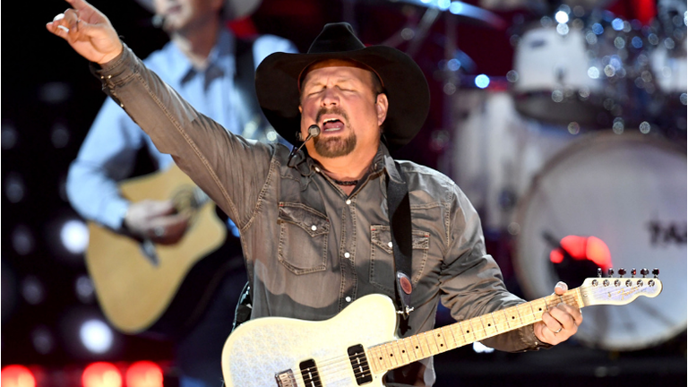 Garth Brooks Is Bringing His 'Dive Bar Tour' To Texas