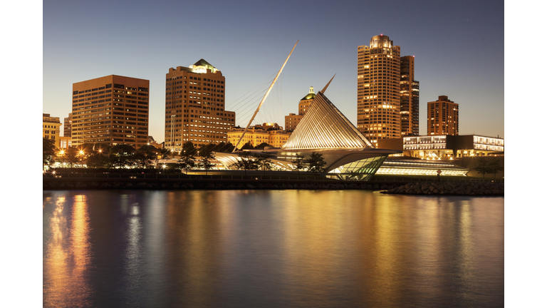 USA, Wisconsin, Milwaukee, Skyline at dusk