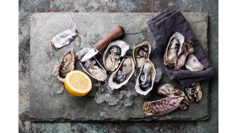 Oysters with ice and lemon
