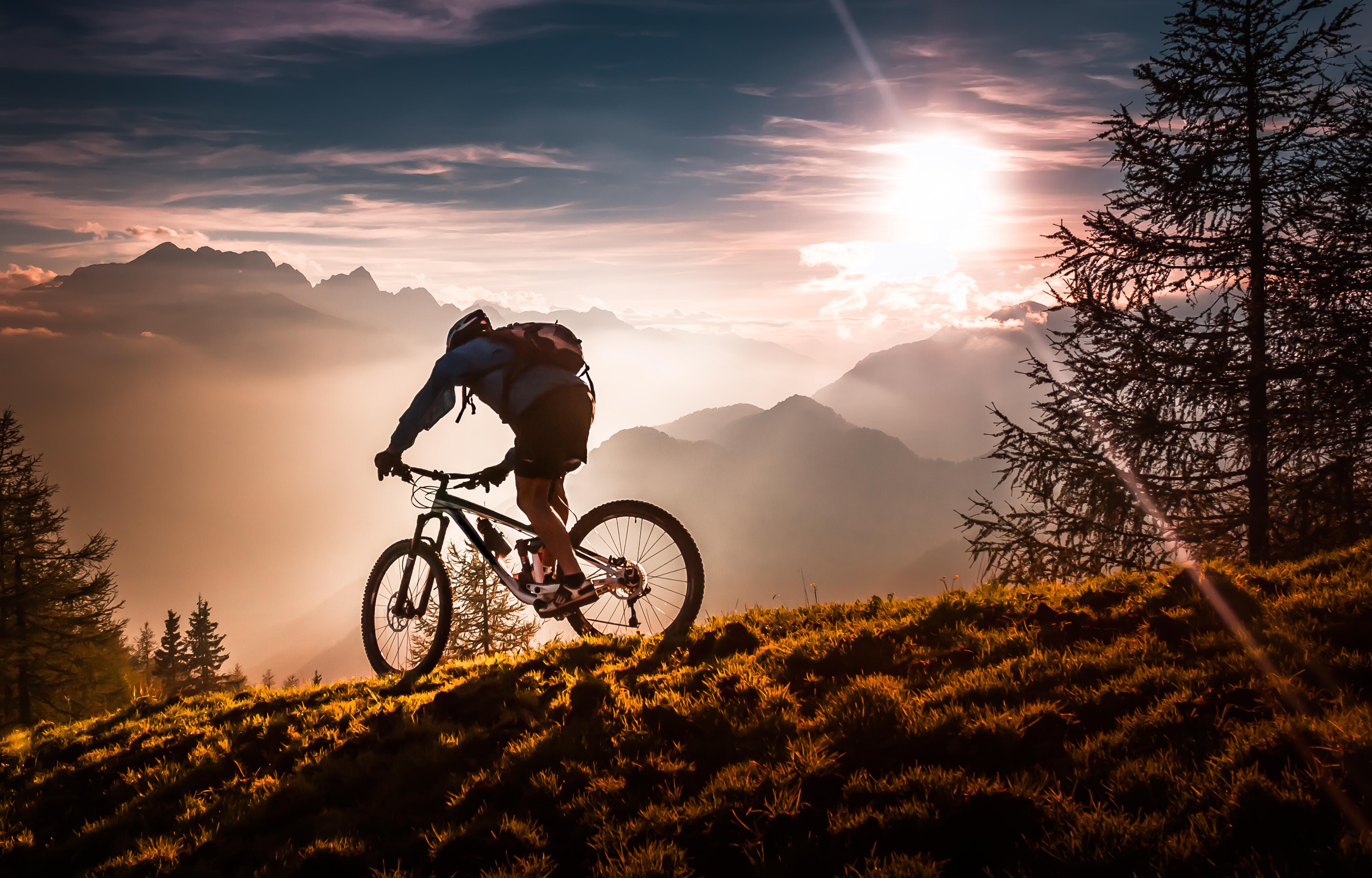 Bike cycle. Велоспорт маунтинбайк. МТБ Трейл. Пейзаж с велосипедом. Велосипедист в горах.