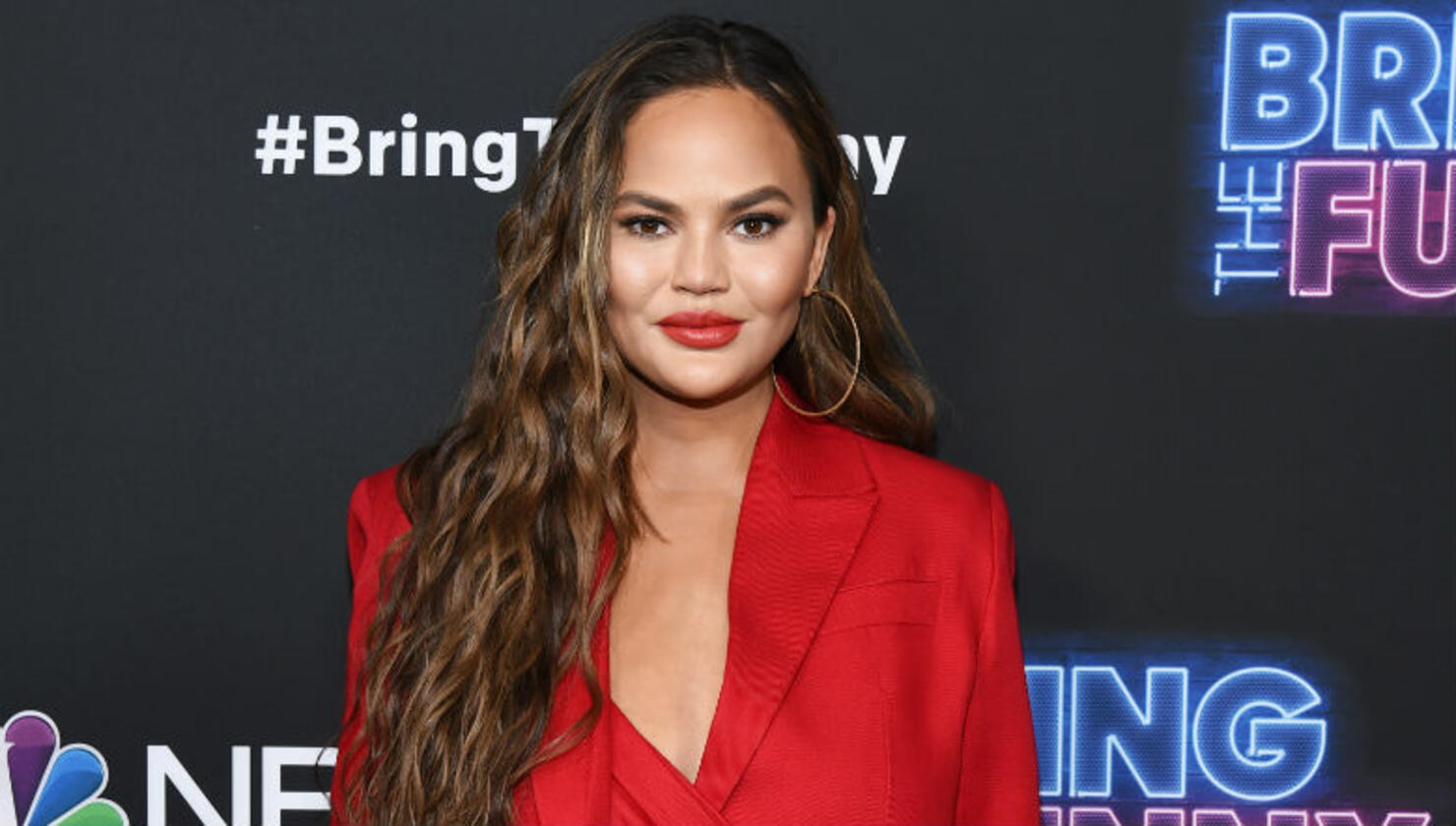 Chrissy Teigen Reveals What Plastic Surgery She Had At Age 20 Iheart 3165