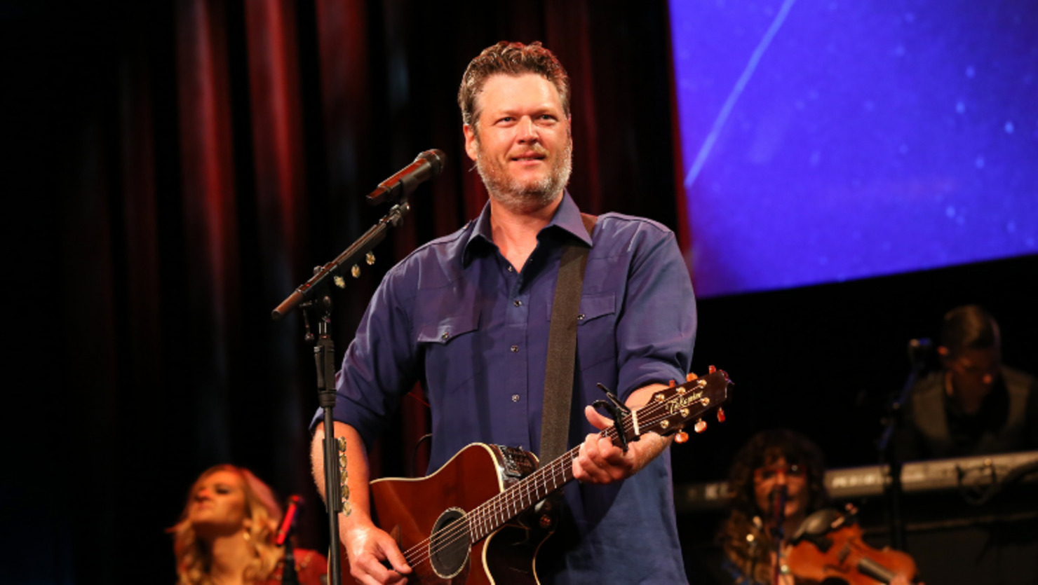 Watch Blake Shelton's Live Debut Of 'Hell Right' In The Rain