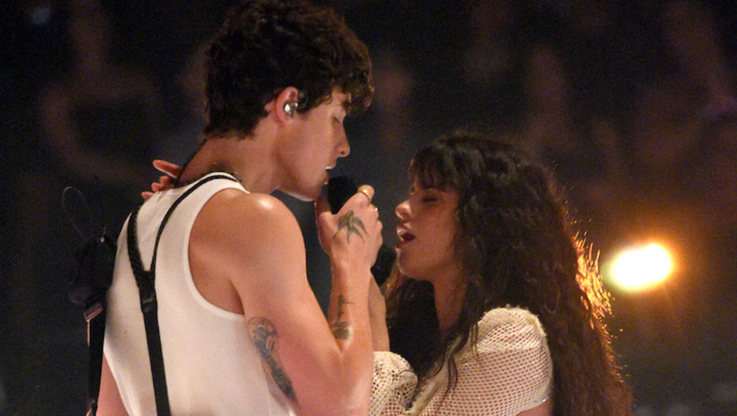 Shawn Mendes Camila Cabello Spice Up Senorita At 19 Vmas Iheart