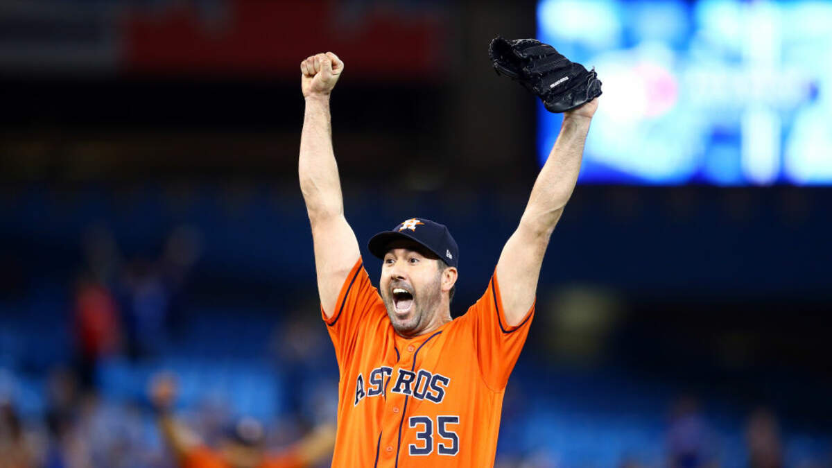 Texans' Deshaun Watson gives jersey to Astros' Justin Verlander