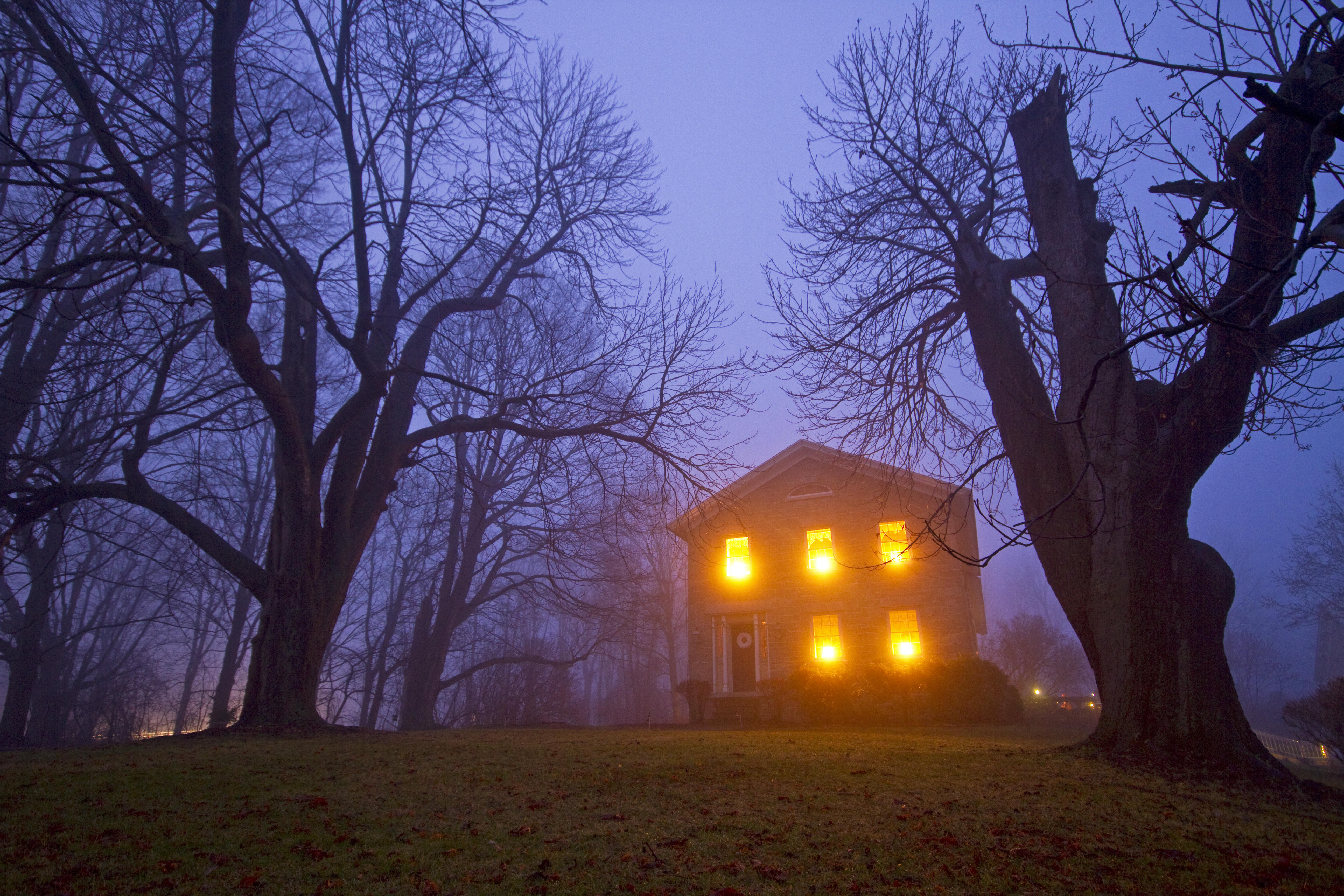 Flipping wills. Мейсон тало House Haunted. House at Night. Населённый призраками дом Ортона и спунера.