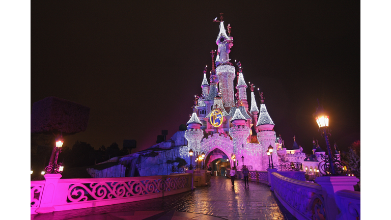 Disneyland Resort Paris - Christmas Lights Switch On
