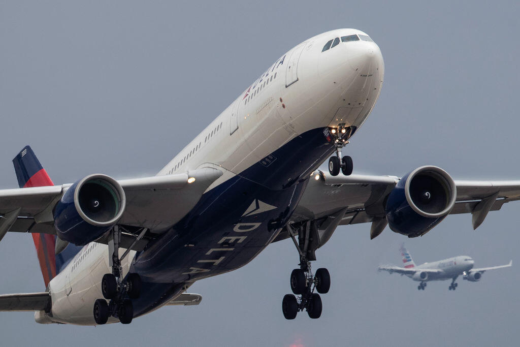 Panic Ensues As Delta Flight Plunges Nearly 30,000 Feet in Minutes - Thumbnail Image