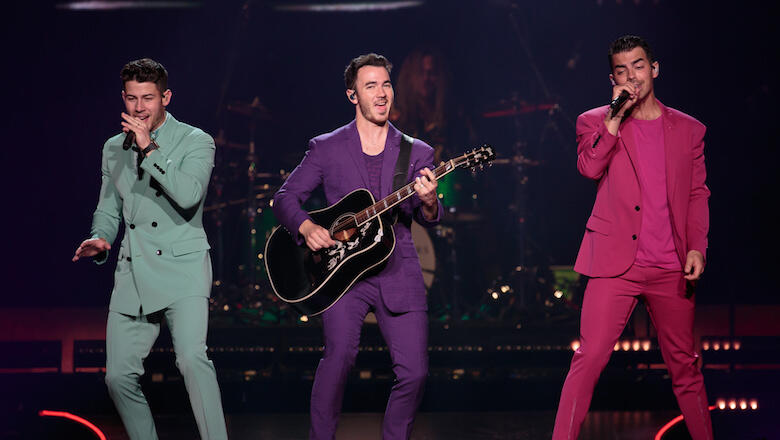 Jonas Brothers Celebrate 25th Anniversary Of 'Friends' With Hilarious Video - Thumbnail Image