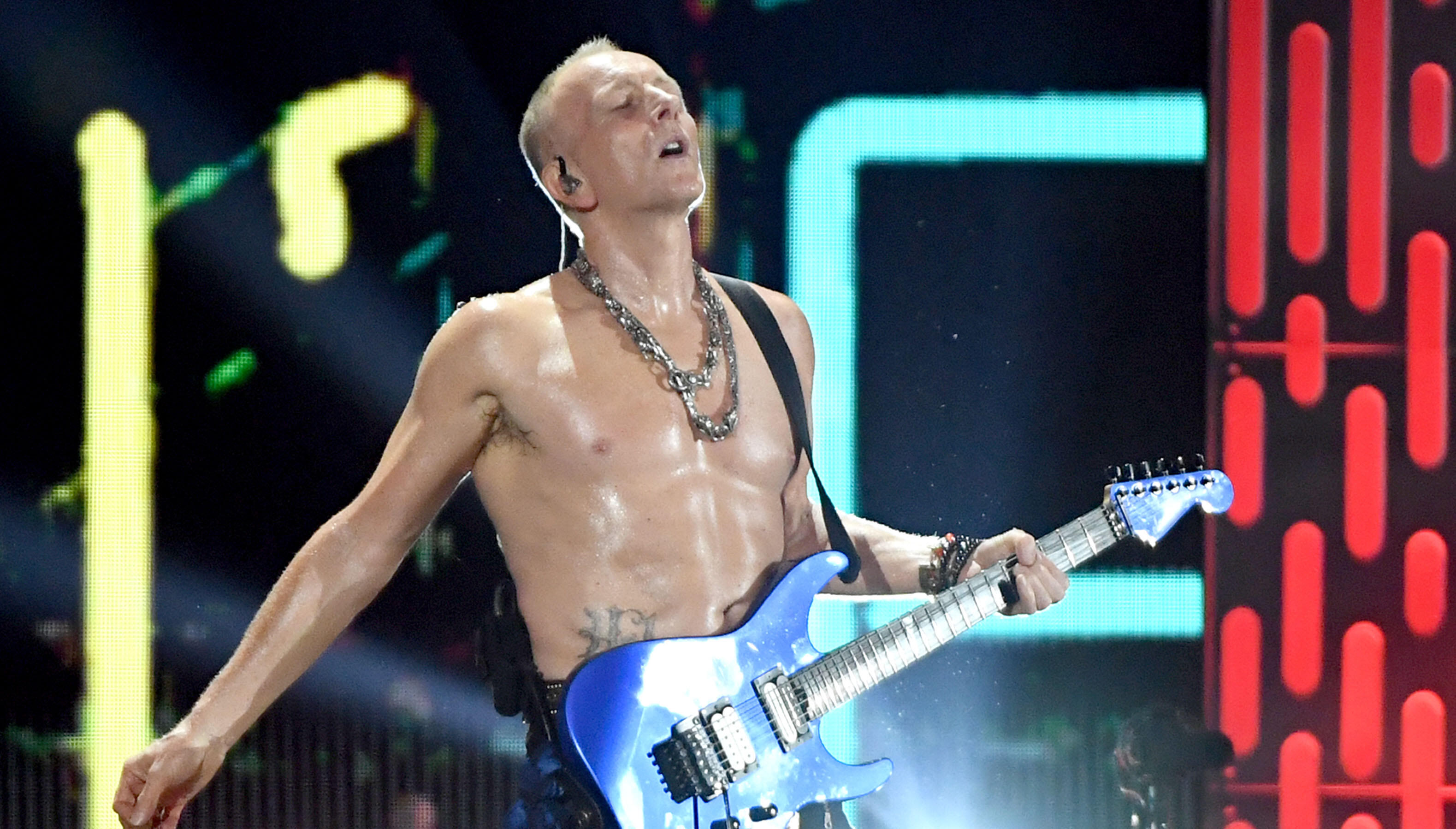 Почему def. Гитарист деф леппард. Phil Collen гитарист. Фил Коллен Def Leppard. Фил Коллинз деф леппард.