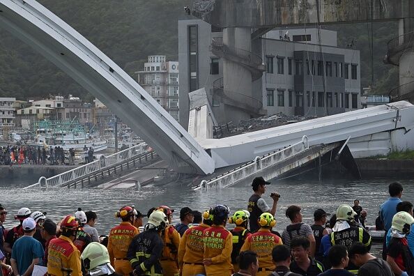 TAIWAN-ACCIDENT-BRIDGE