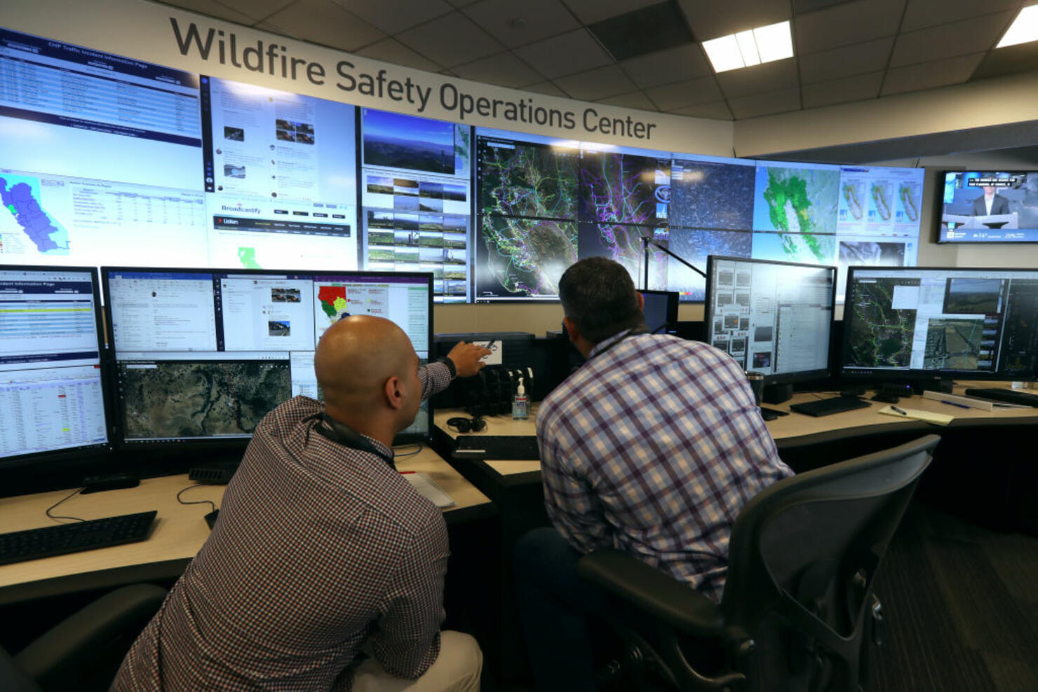 California's PG&E Offers Media Tour Of It's Wildfire Operations Center