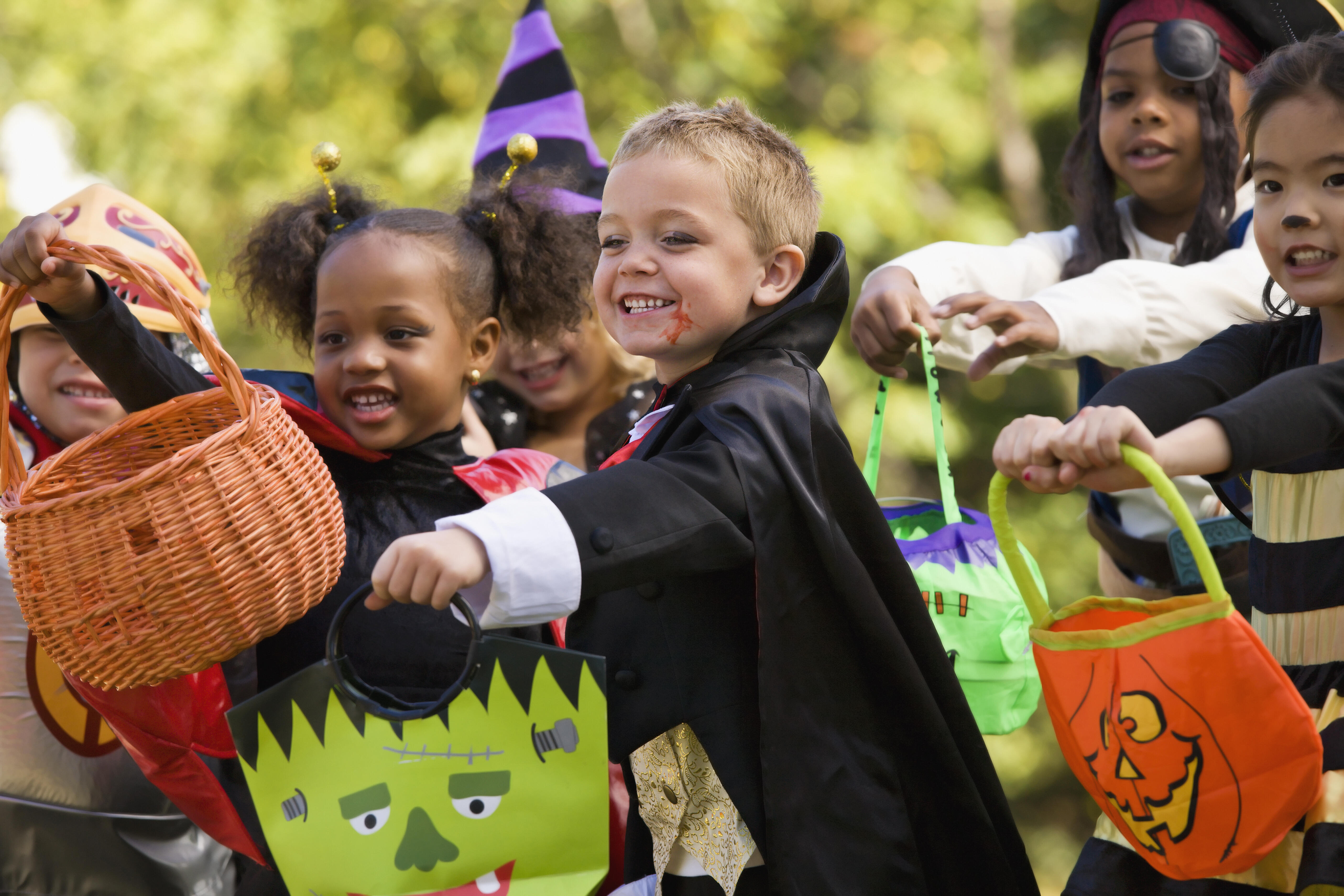 12 интересных. Выпрашивание сладостей  Хэллоуин в США. Хэллоуин Trick or treat. Выпрашивание конфет на Хэллоуин. Праздник Хэллоуин Trick or treat.