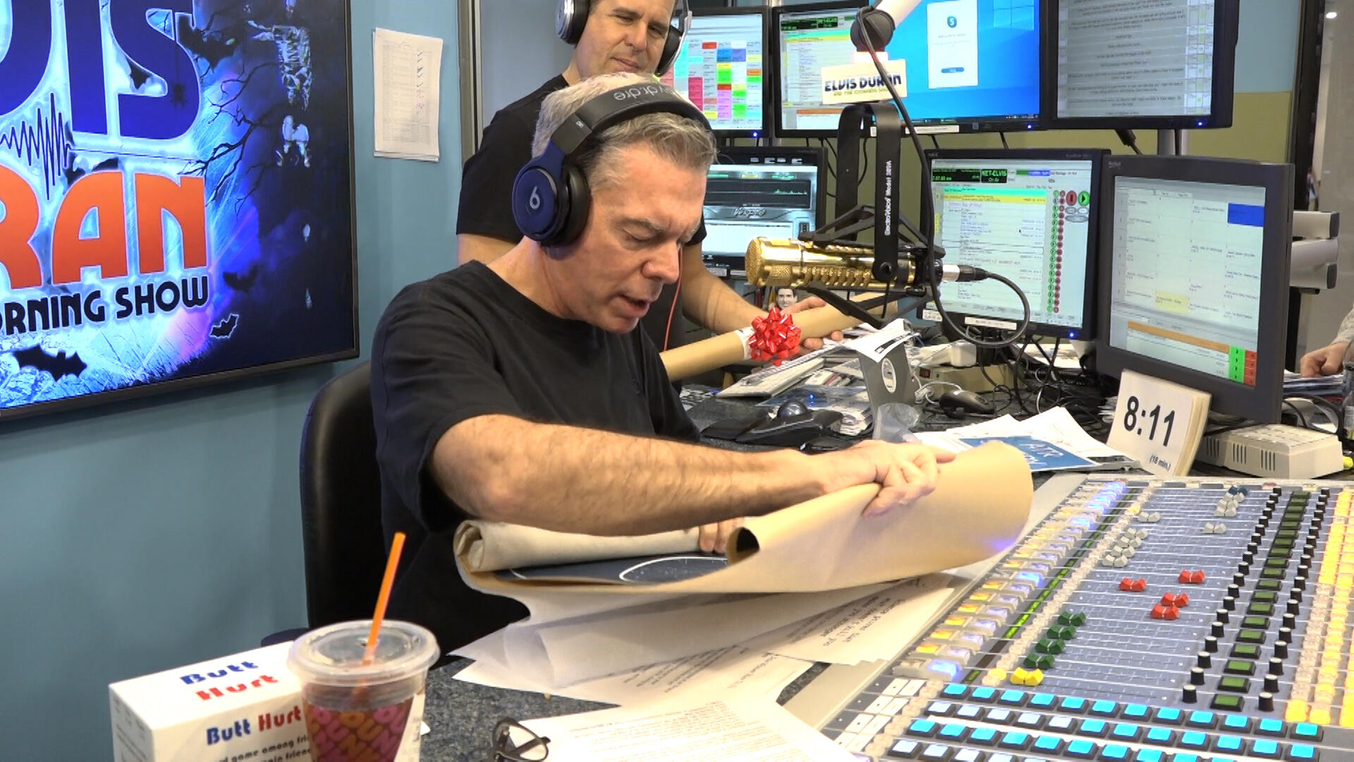 Elvis Duran Opens Wedding Gift From Gandhi Elvis Duran Elvis Duran