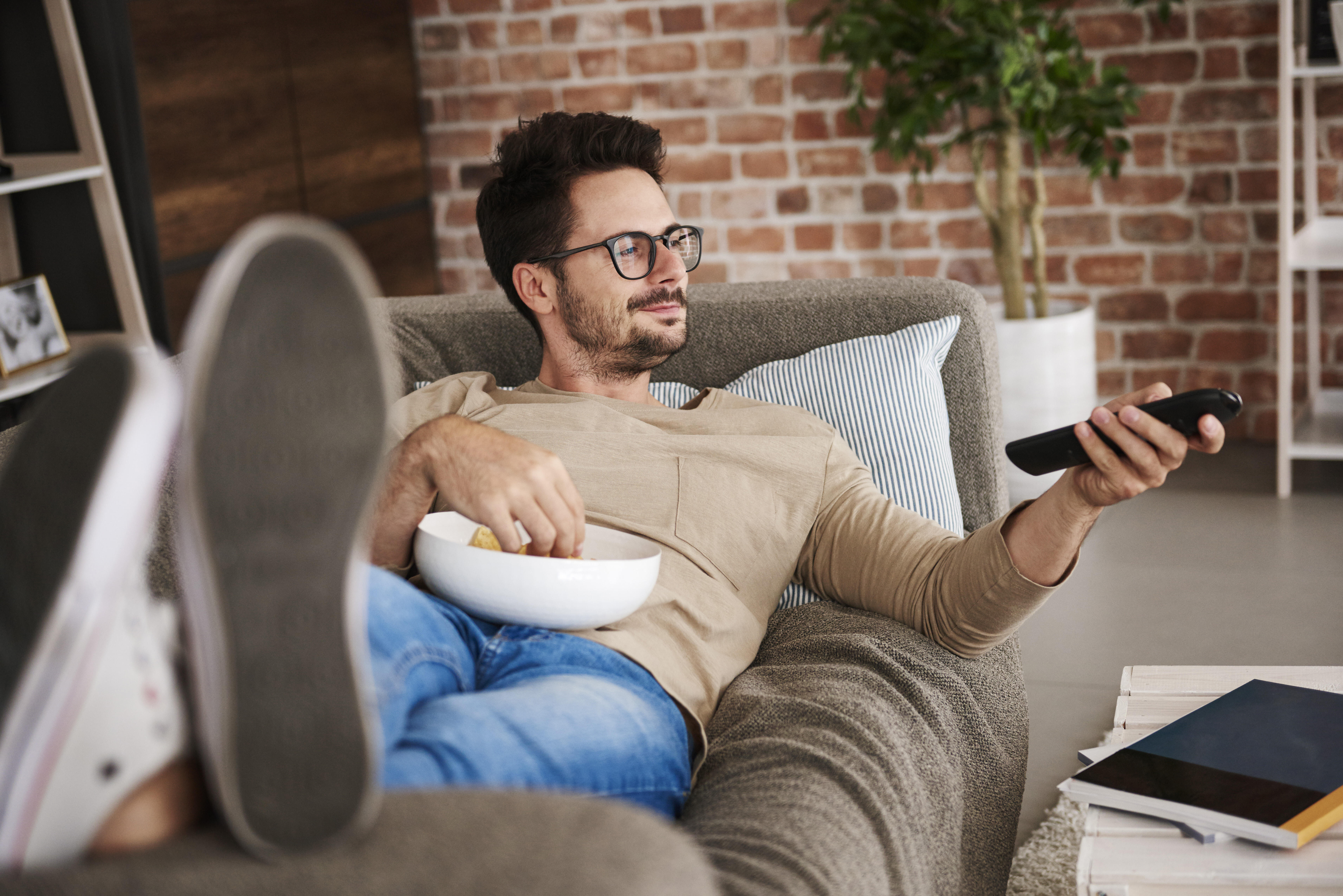 He watches tv. Person watching TV. Man watching TV. Мужчины радуются у телевизора.