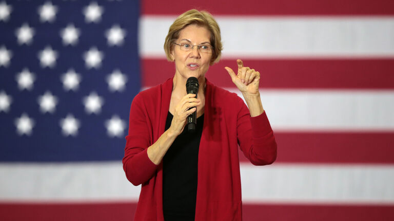 Democratic Presidential Candidate Elizabeth Warren Campaigns In Iowa