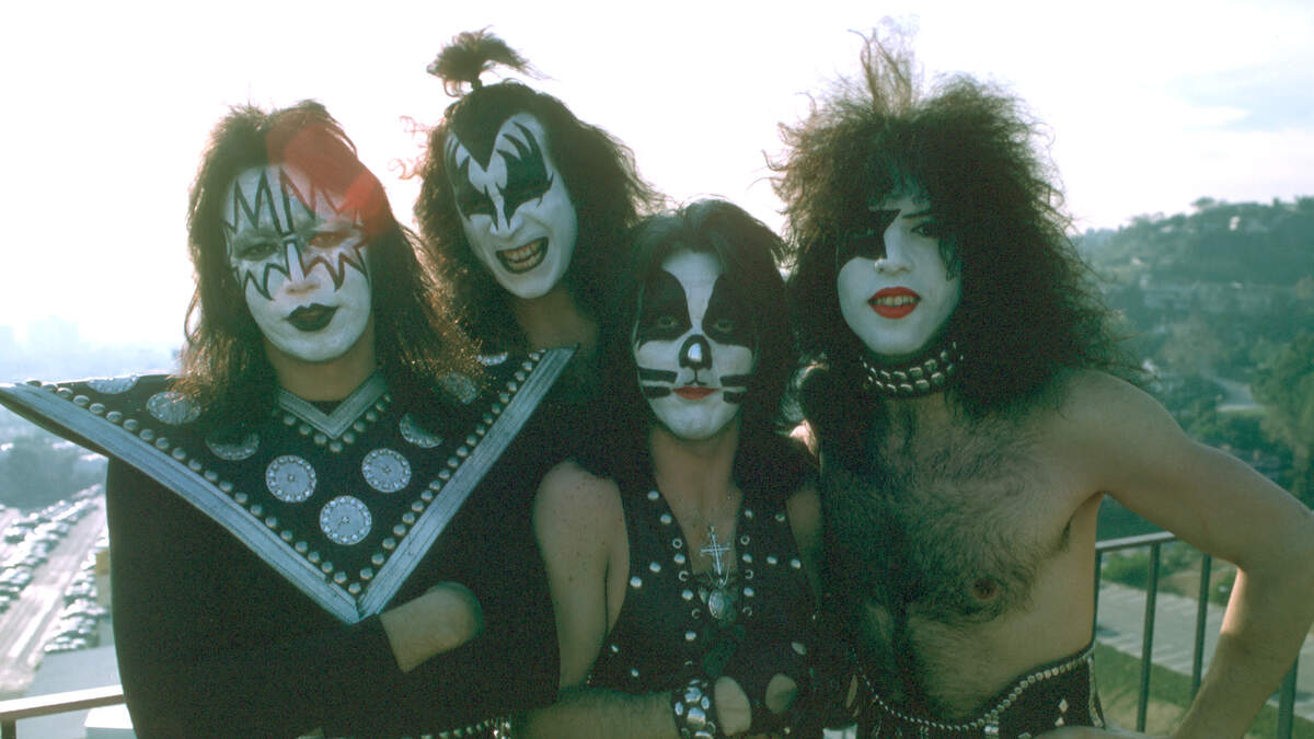 Группа Кисс 1973. Группа Kiss 1975. Kiss группа 1974. Пол Стэнли Кисс.