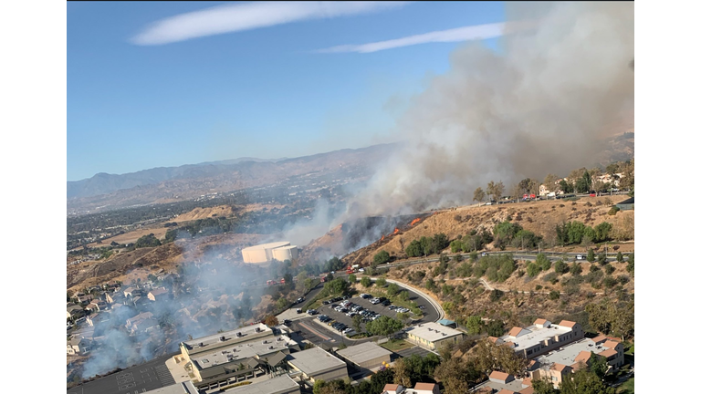 fire breaks out in Santa Clarita