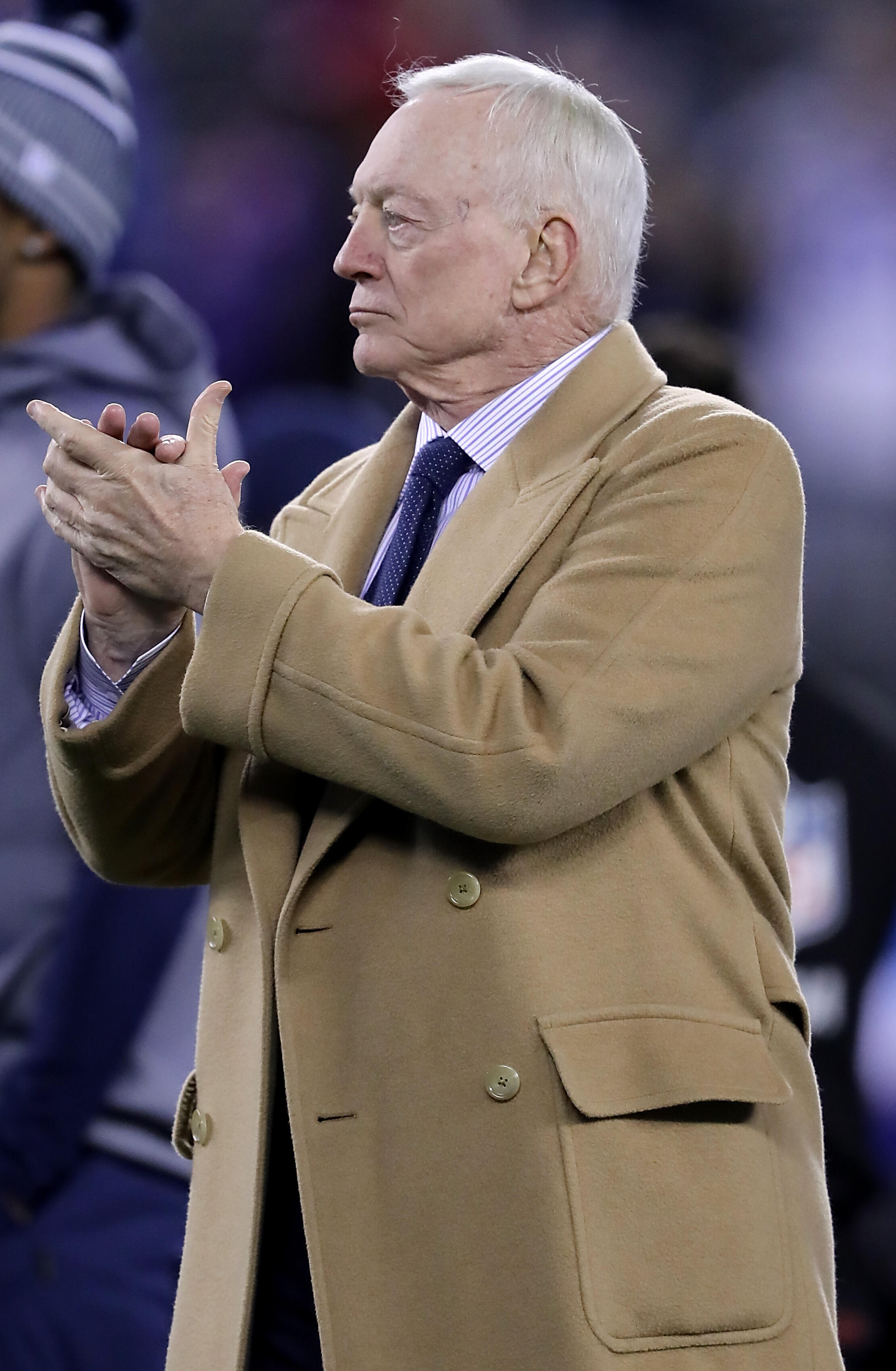 Does Jerry Jones clap like a serial killer??! This video says yes! - Thumbnail Image