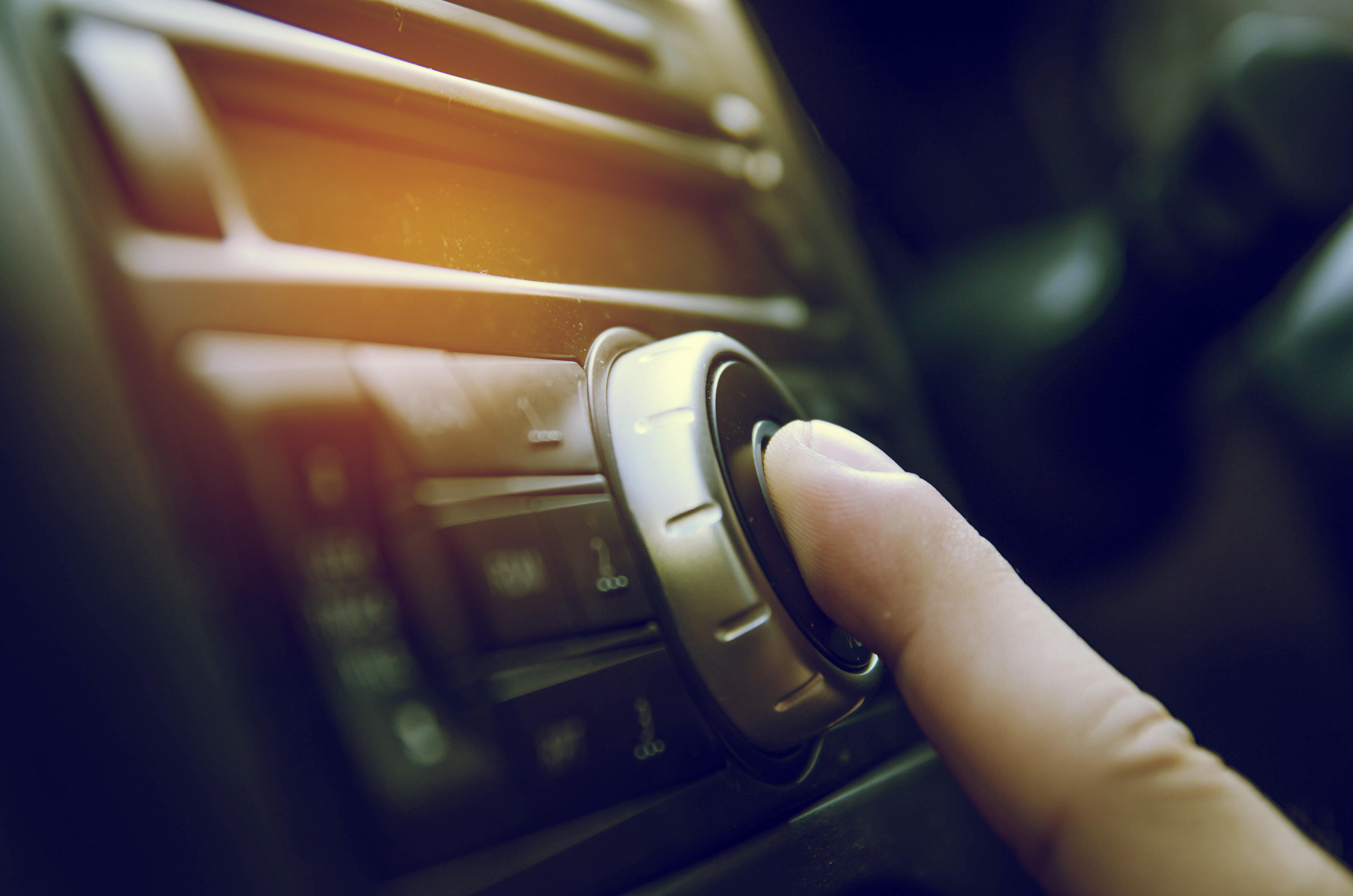 Радио в машине. Радиоприемник в машине. Прослушивание музыки в машине. Музыка в машину слушать. Человек слушает музыку в машине.