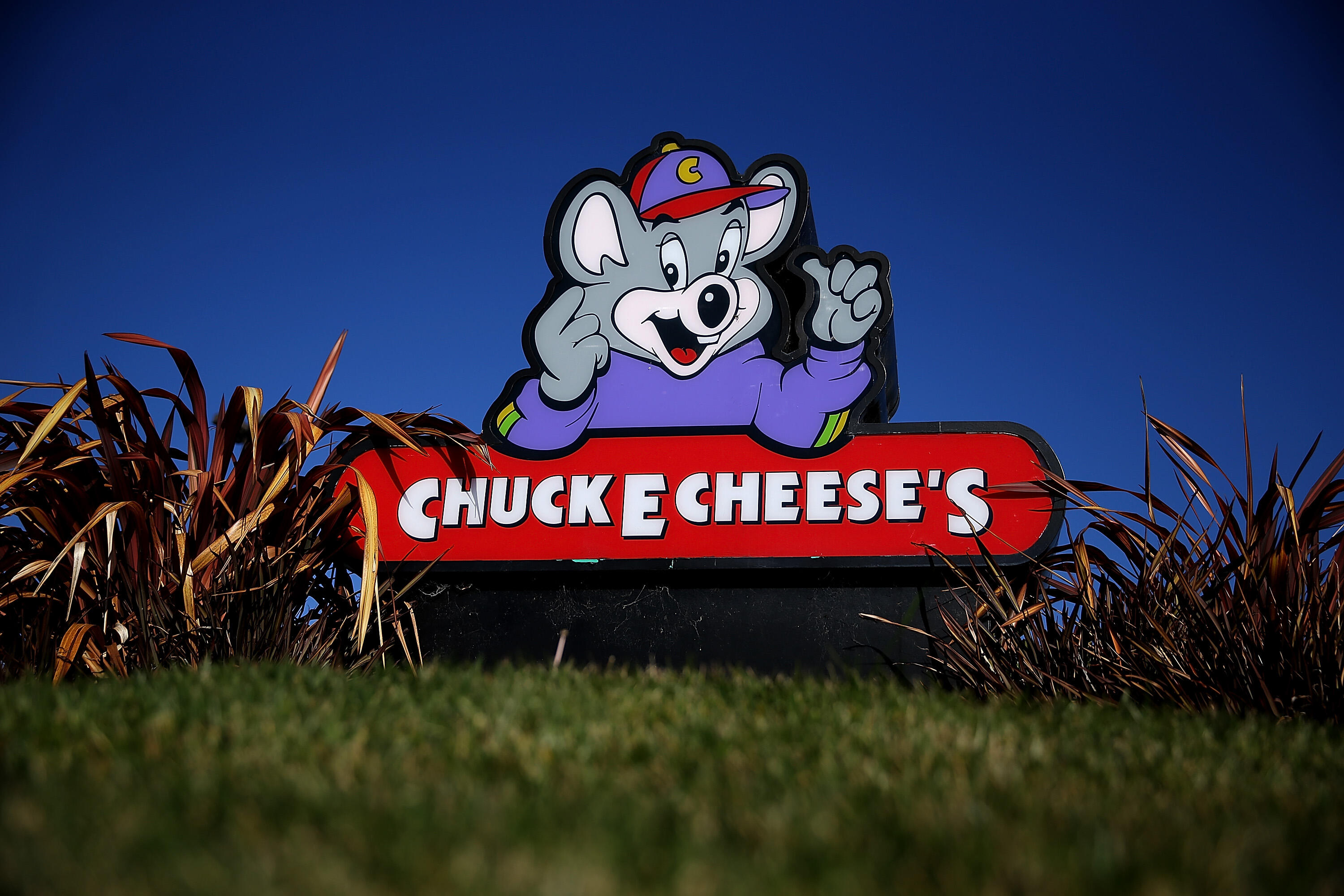 Chuck перевод. Chuck e Cheese. Chuck e Cheese s 1977. Chuck and Cheese 1980. Чак э. сырный.