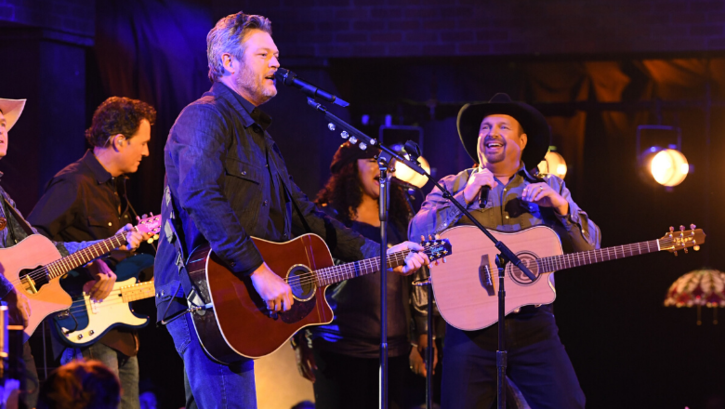 Garth Brooks And Blake Shelton Rock The 'Dive Bar' At The 2019 CMA Awards